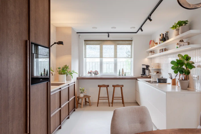 Lichte Keuken met Natuurlijke Materialen ’s Gravenzande | HV Keukens