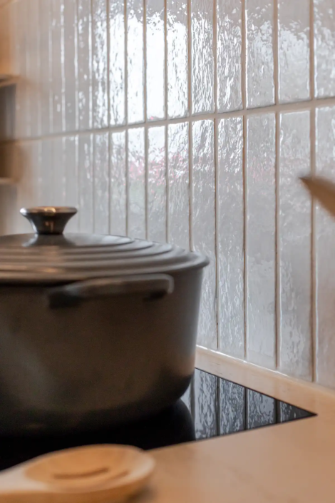 Lichte Keuken met Natuurlijke Materialen ’s Gravenzande | HV Keukens