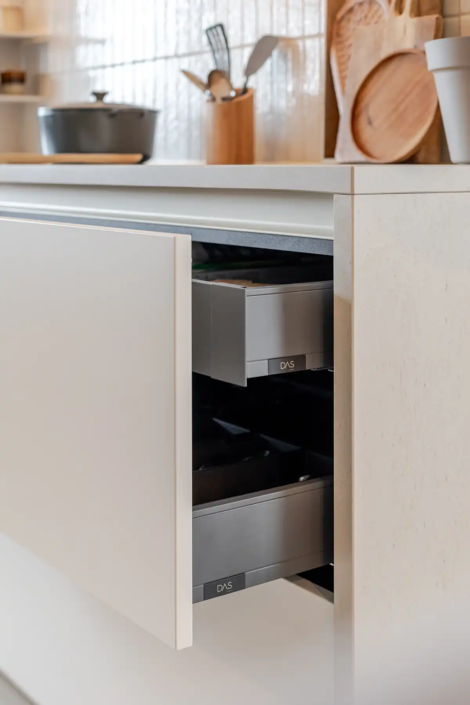 Lichte Keuken met Natuurlijke Materialen ’s Gravenzande | HV Keukens