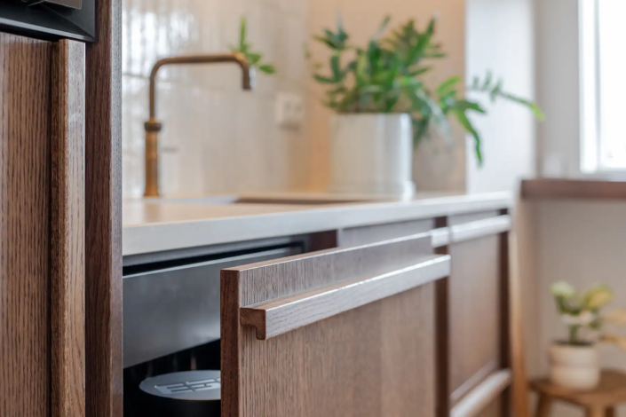 Lichte Keuken met Natuurlijke Materialen ’s Gravenzande | HV Keukens