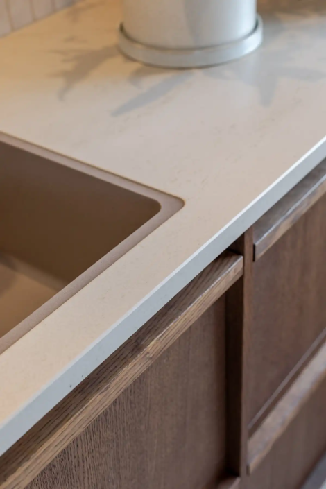 Lichte Keuken met Natuurlijke Materialen ’s Gravenzande | HV Keukens