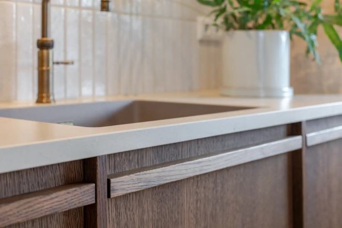 Lichte Keuken met Natuurlijke Materialen ’s Gravenzande | HV Keukens