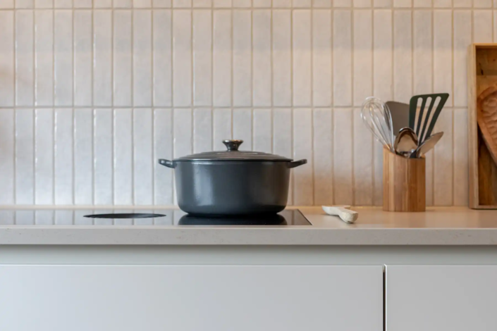 Lichte Keuken met Natuurlijke Materialen ’s Gravenzande | HV Keukens